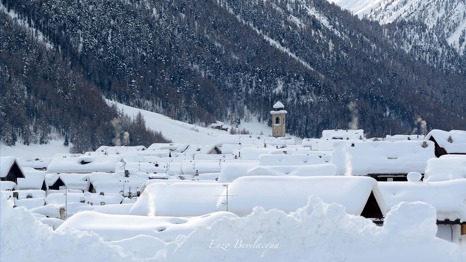 I tetti delle case di Livigno pieni di neve